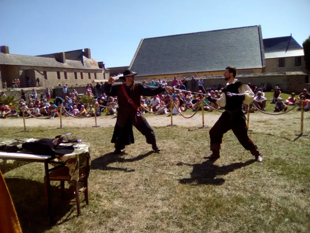 festival citadelle en fête - port louis bretagne - photos passdarm - escrime de spectacle - spectacle d'escrime artistique - costumes - passdarm 2018