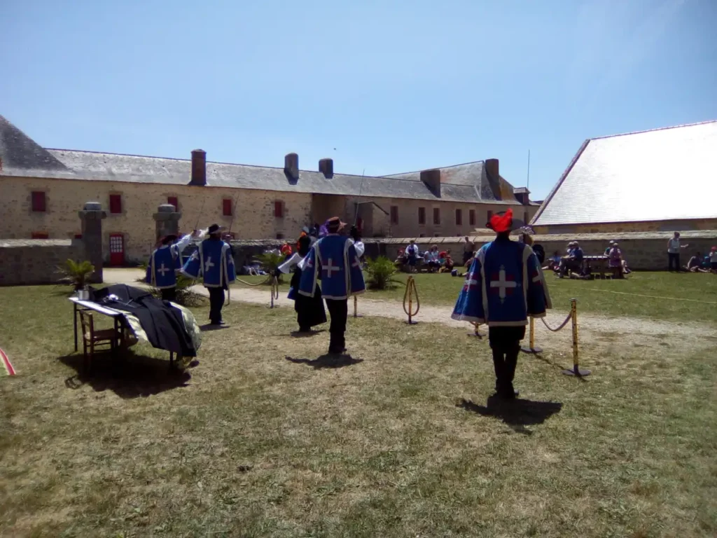 festival citadelle en fête - port louis bretagne - photos passdarm - escrime de spectacle - spectacle d'escrime artistique - costumes - passdarm 2018